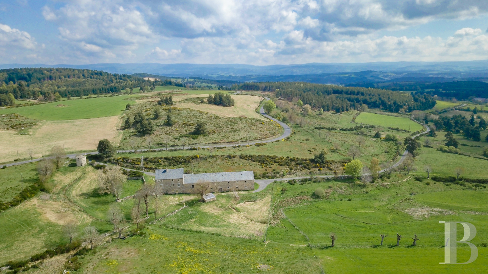 An old farm and dovecote in Lozère, at the entrance to the Aubrac plateau - photo  n°33